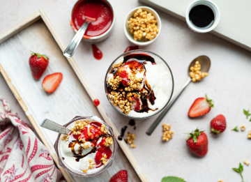 Gelato fiordilatte, salsa di fragole e croccate di miglio