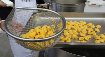 UN TORTELLINO TIRA L’ALTRO, SCOPRI LA TRADIZIONE GASTRONOMICA DI CASTELFRANCO EMILIA