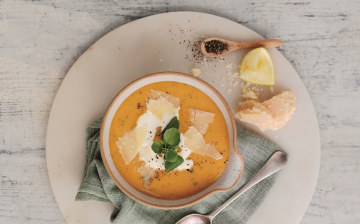 Zuppa di pane e aglio con Parmigiano Reggiano e crescione 