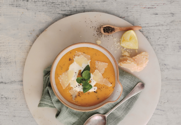 Zuppa di pane e aglio con Parmigiano Reggiano e crescione 