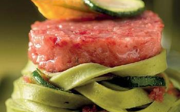 Cotechino Modena con tagliatelle verdi e zucchine