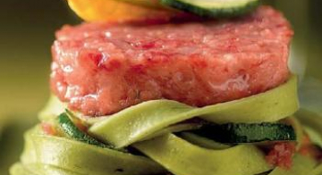 Cotechino Modena con tagliatelle verdi e zucchine